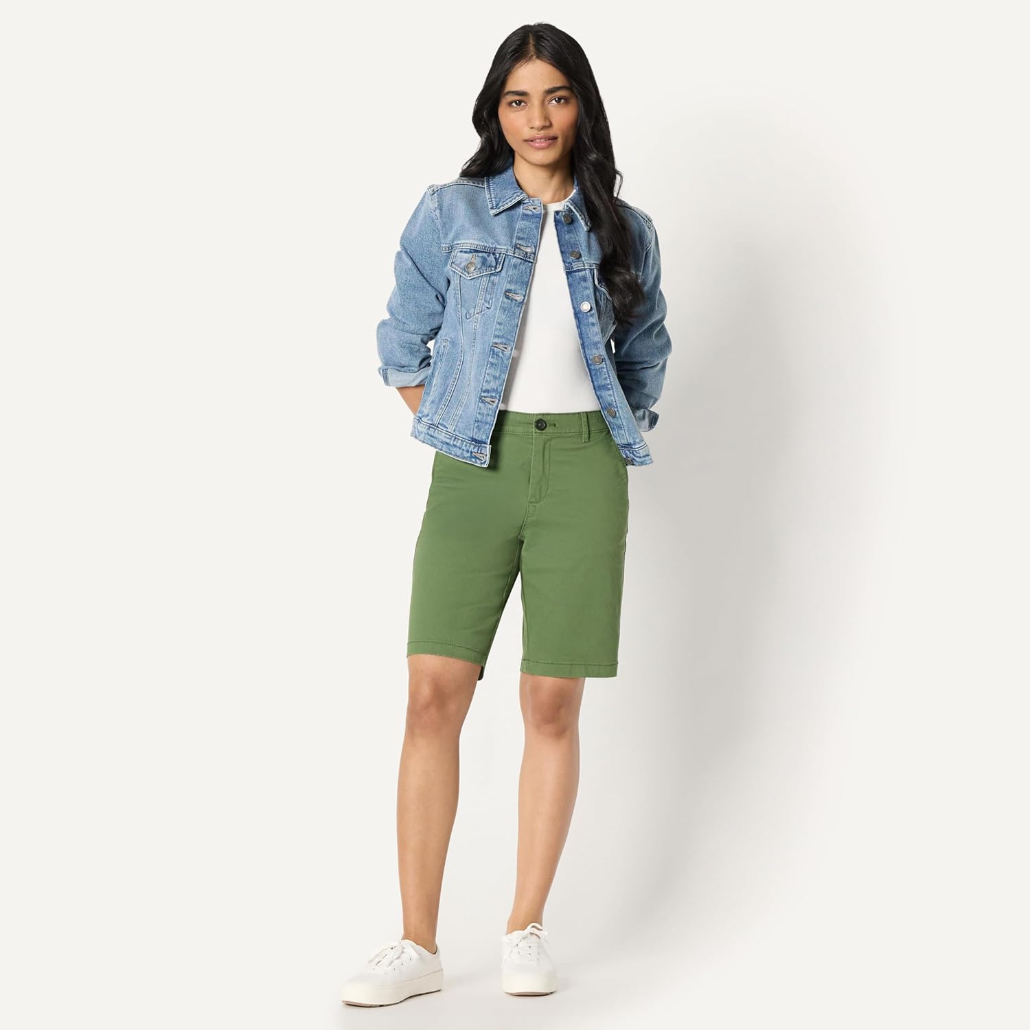 Thumbnail 2 de Amazon Essentials Damen Khakifarbene Bermudashorts mit mittlerer Leibhöhe und 25 cm Schrittlänge