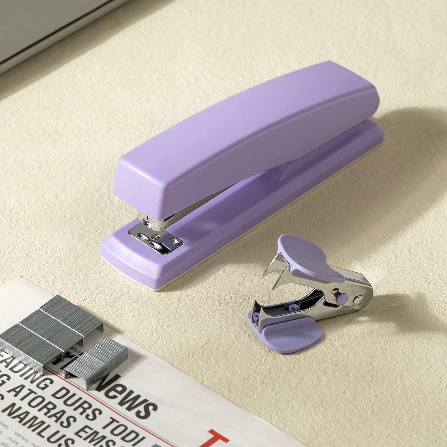 Detalle de Desktop-Heftgerät Deli für Büro: bis zu 25 Blatt, inkl. 1.000 Heftklammern (violett)