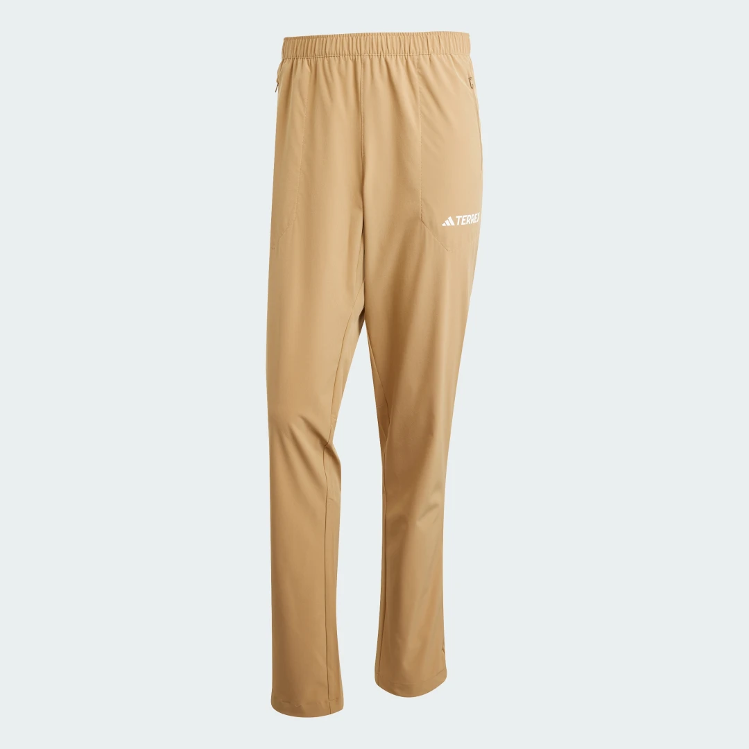 Detalle 2 de Pantalón elástico Multi Essentials de Adidas – color Marrón