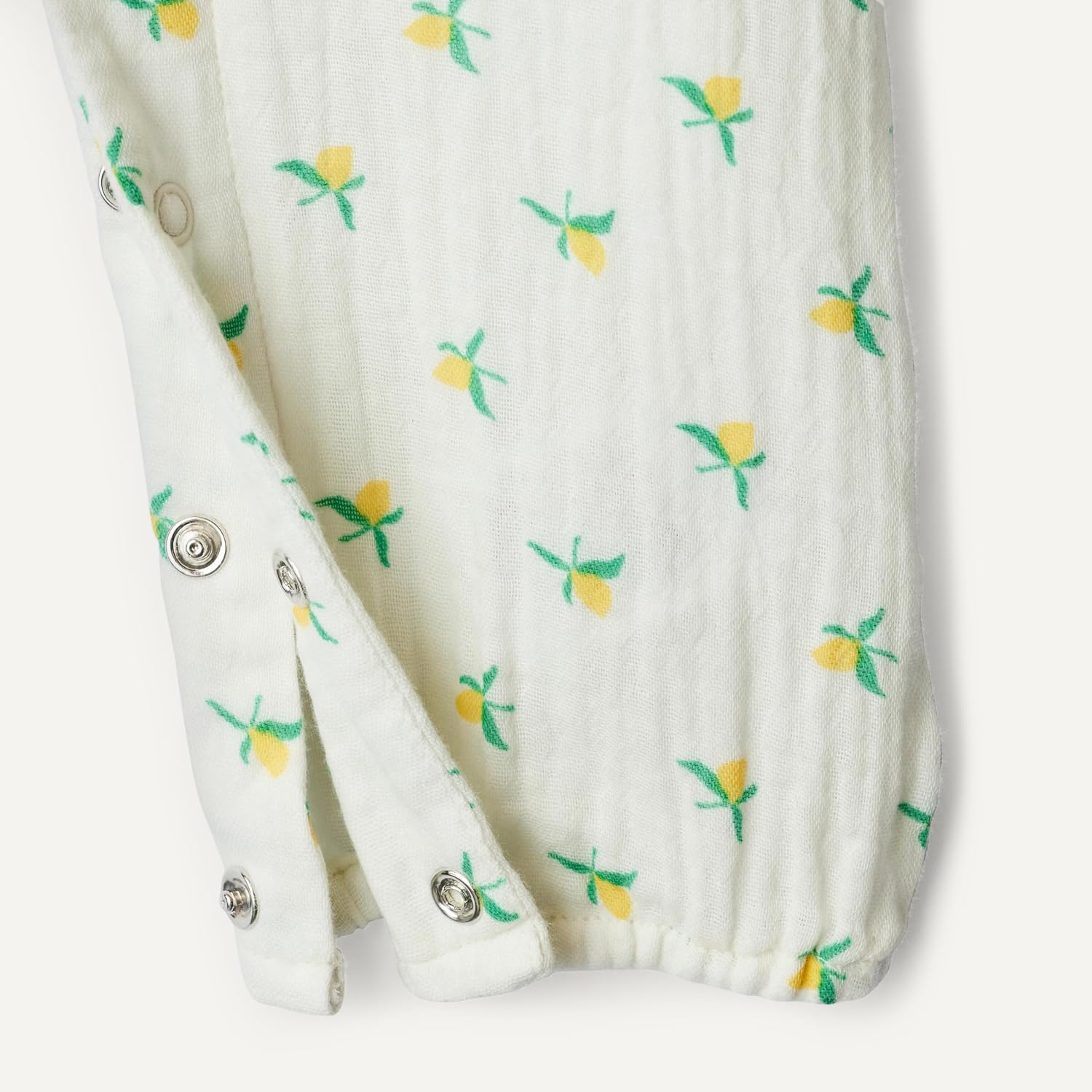 Detalle de Amazon Essentials x Sofia Grainge Unisex Baby Langärmeliger Strampler aus Baumwollgaze