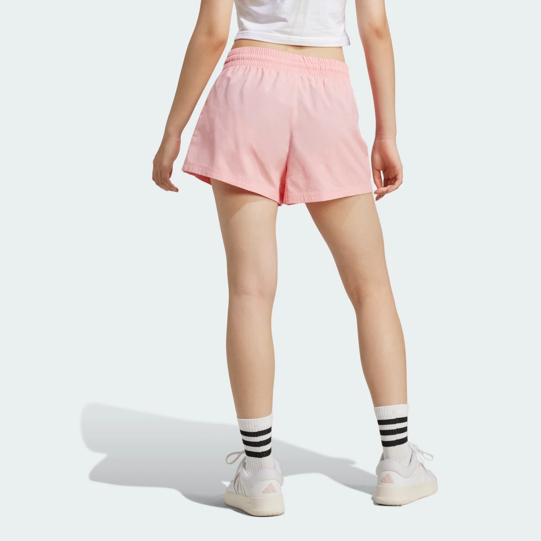 Detalle de Pantalón corto Essentials Woven 3 bandas de Adidas (rosa): guía de compra