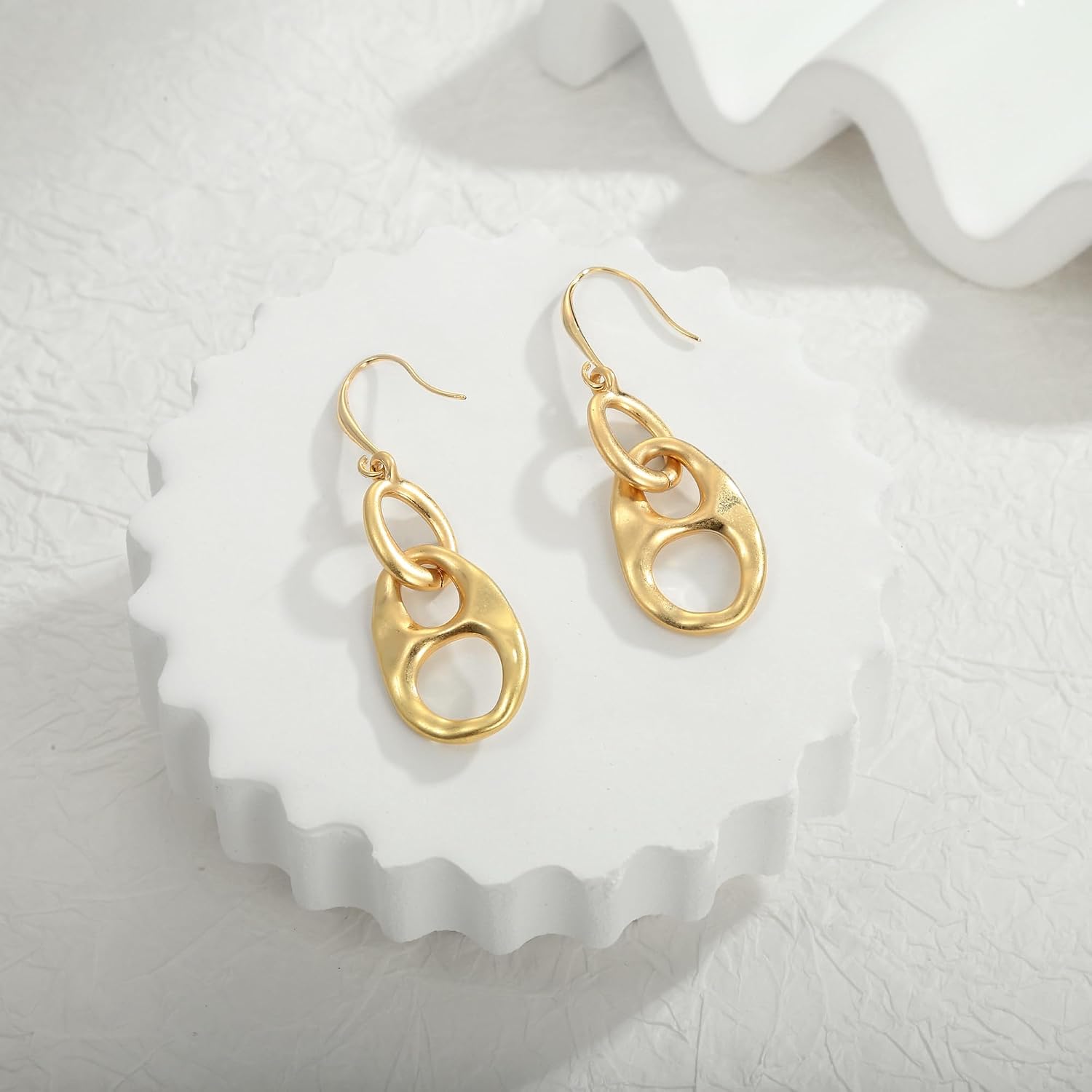 Thumbnail 1 de HolidayQbee Gold Earrings for Women – Hypoallergenic Lightweight Drop Earrings