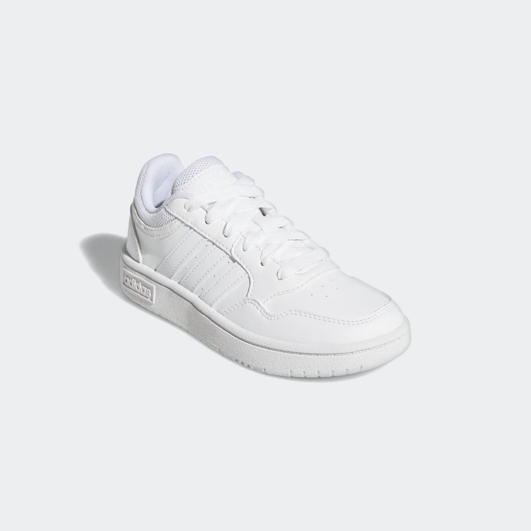 Detalle 2 de Adidas Zapatilla Hoops en blanco — versatilidad y estilo clásico