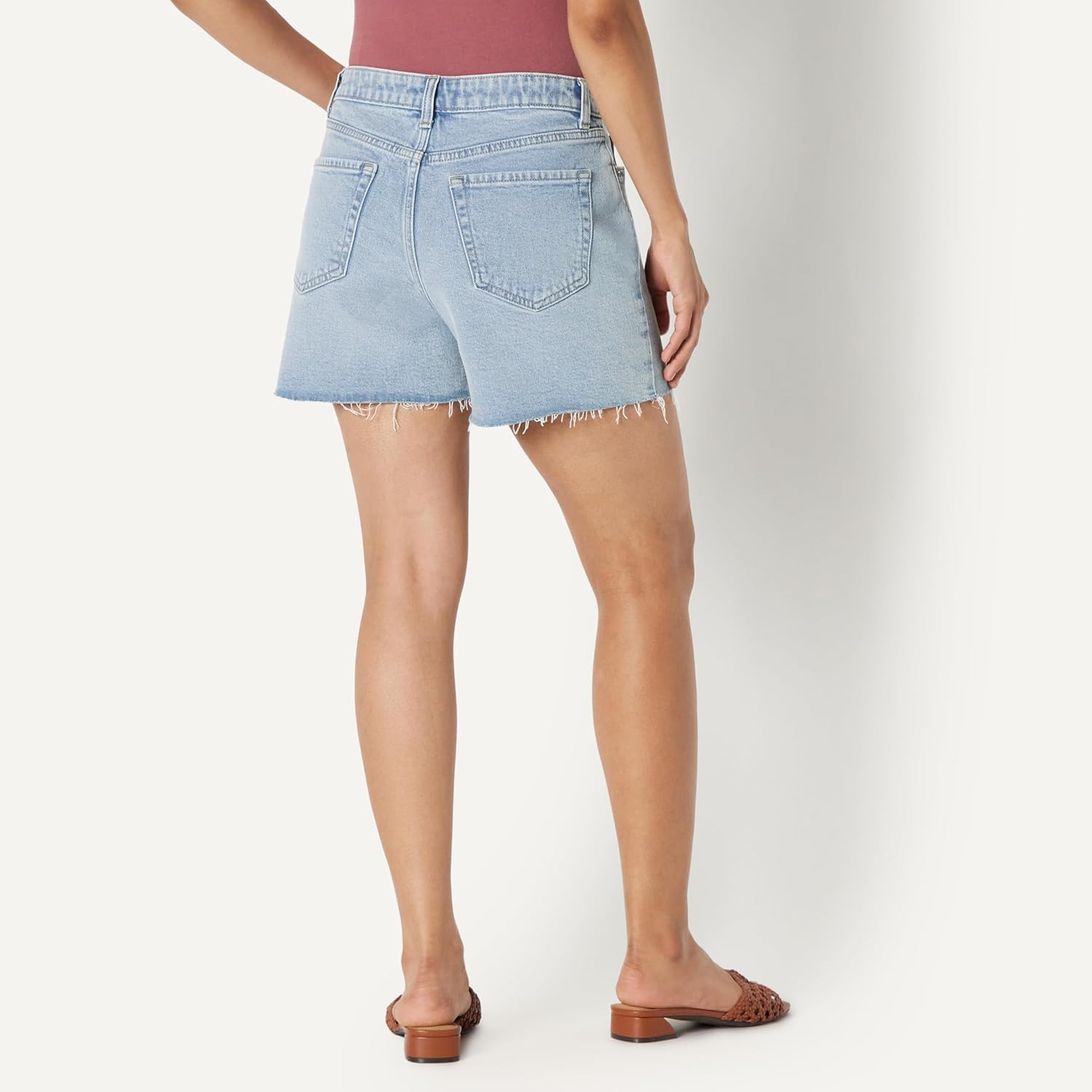 Thumbnail 2 de Amazon Essentials women’s low-stretch mid-rise regular-fit denim shorts