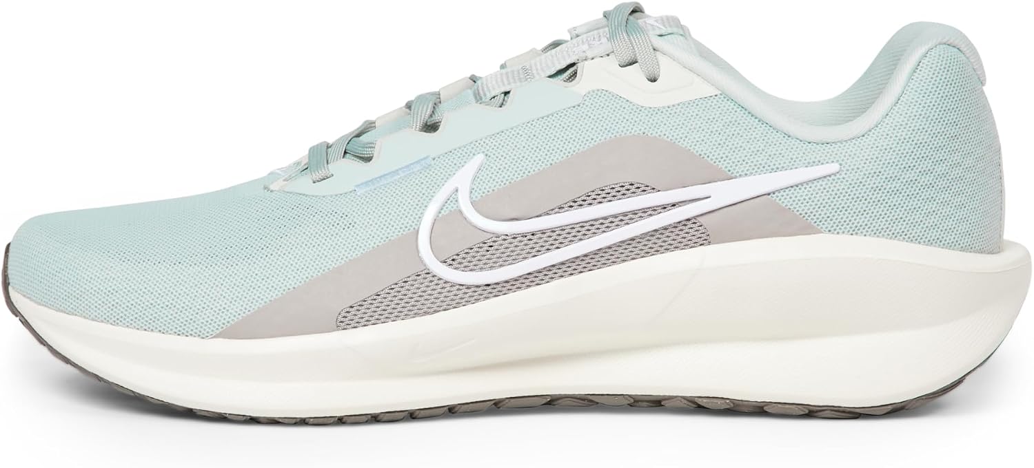 Detalle de Nike Men's Downshifter 13 Sneaker: comfort, leggerezza e stile per ogni giornata