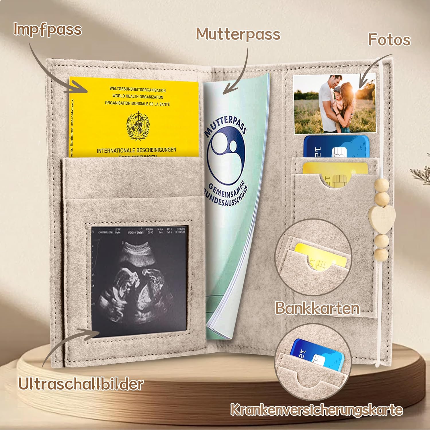 Detalle de Mutterpasshülle aus Filz für den Deutschen Mutterpass (Beige) mit Holzperlen & Holzherz – Schutzhülle mit Innenfächern