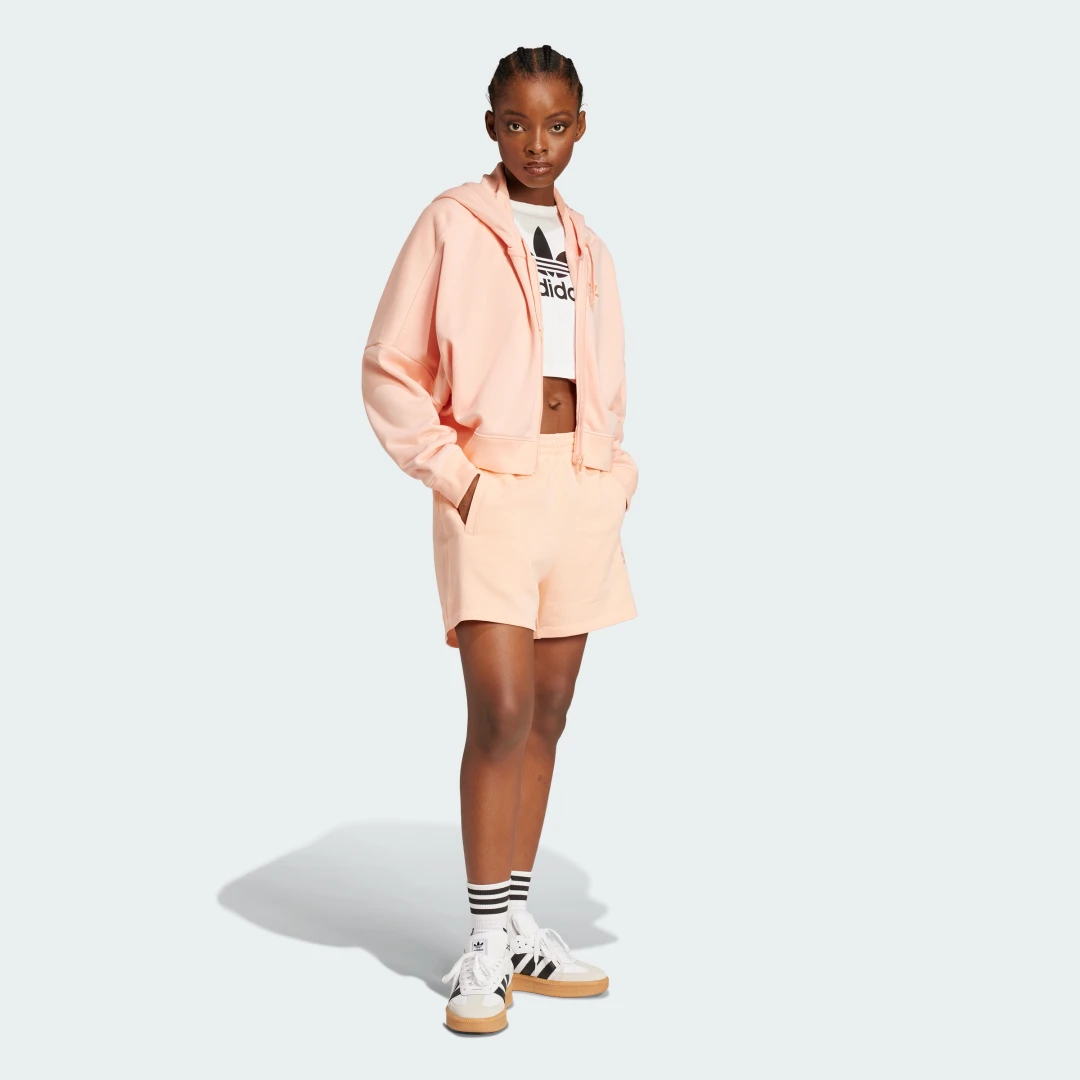 Detalle de Pantalón corto Essentials French Terry de Adidas – Rosa