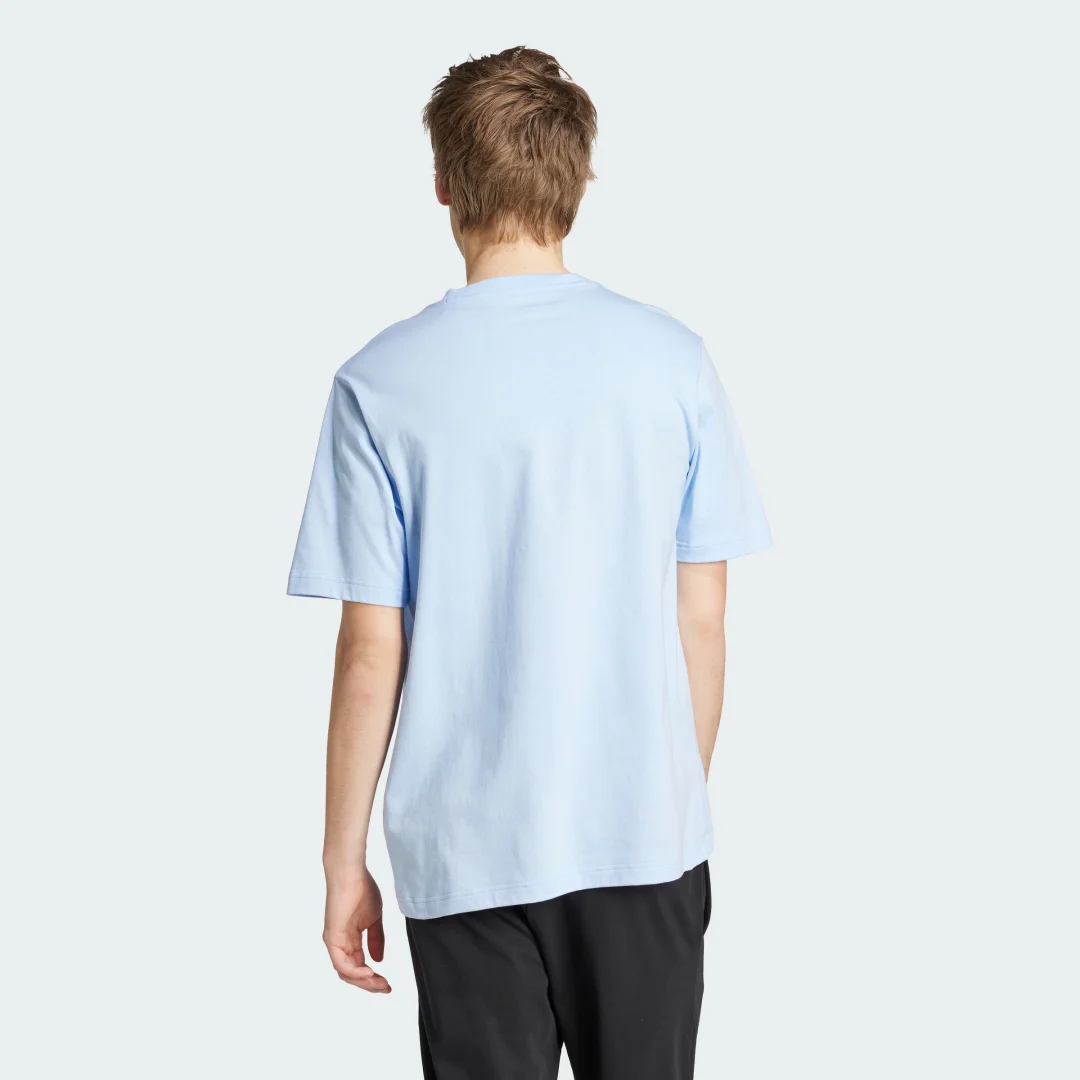 Detalle 2 de Camiseta Lounge Slides Graphic Pocket de Adidas – azul, comodidad casual con bolsillo
