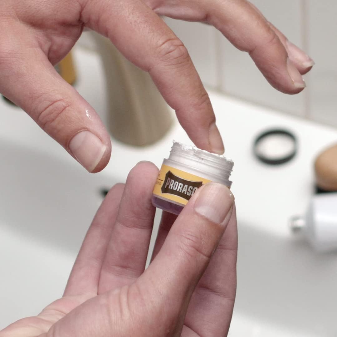 Detalle de Proraso Moustache Wax Wood and Spice, 15ml Soft Wax with Shea Butter