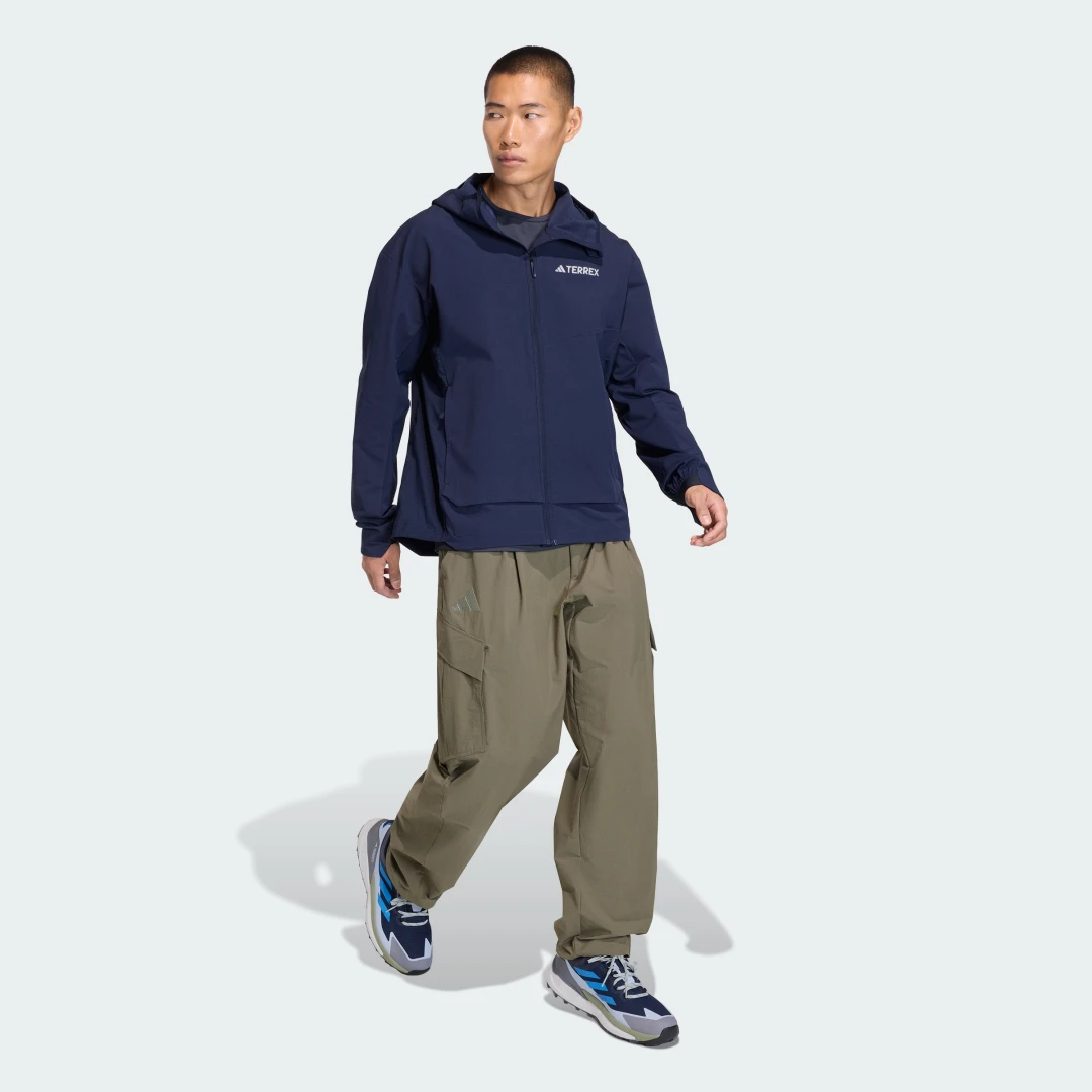 Detalle de Chaqueta Terrex Multi Softshell de Adidas: versatilidad outdoor en azul