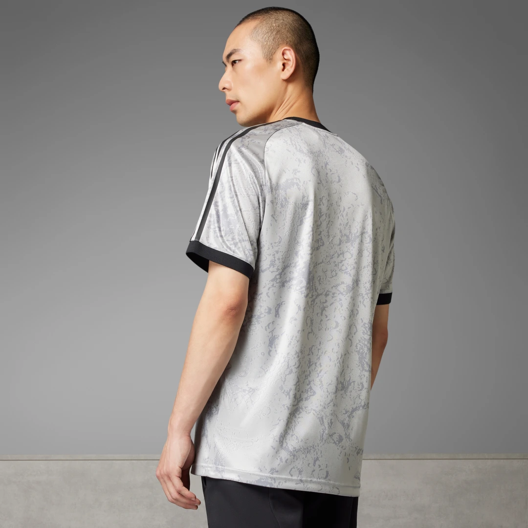 Detalle de Camiseta Juventus x NASA-inspired LFSTLR de Adidas: estilo deportivo con guiño cósmico