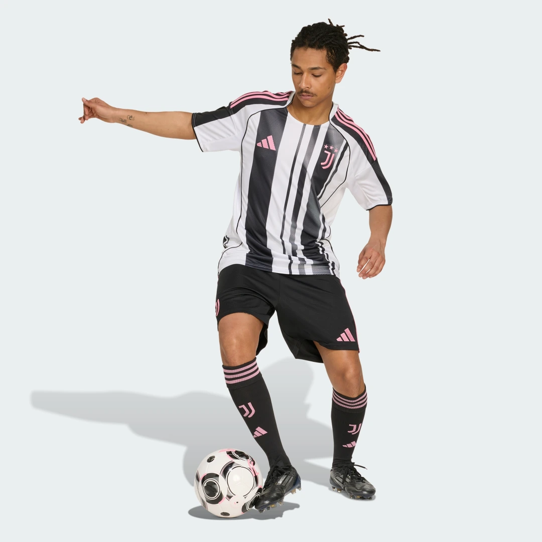 Detalle de Pantalón corto primera equipación Juventus 25/26 de Adidas