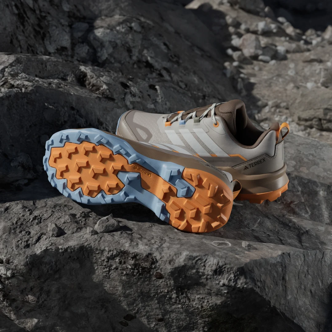 Detalle de Terrex Skychaser Ax5 de Adidas: zapatilla de senderismo versátil en beige