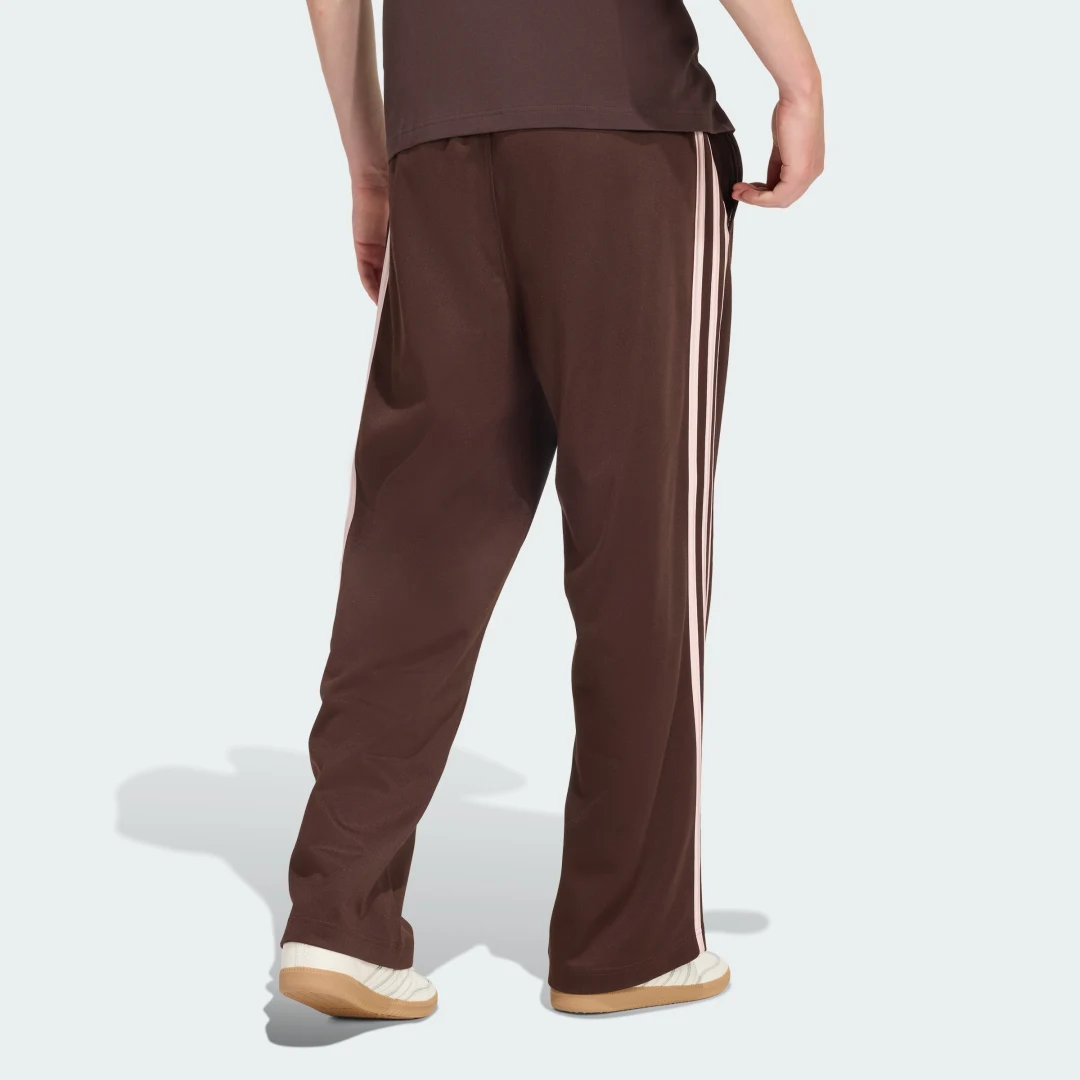 Detalle 2 de Pantalón Baggy Adidas: estilo desenfadado y comodidad para el día a día