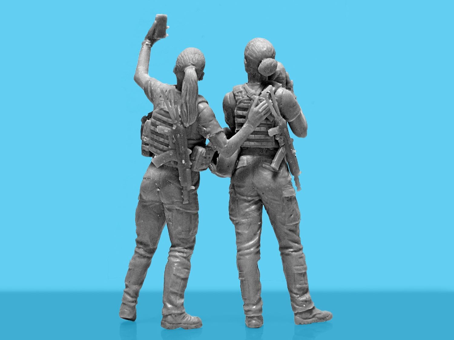 Thumbnail 3 de アイシーエム 35755 1/35 ウクライナ女性兵士 プラモデル フィギュア4体・ドローンパーツ付き