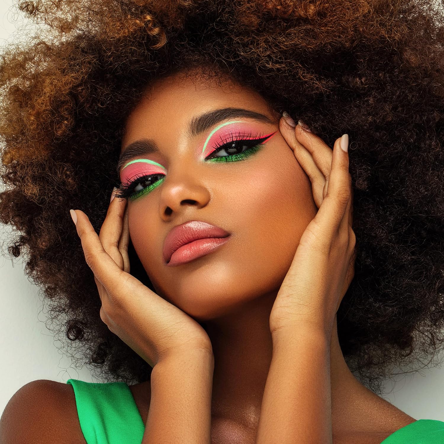 Detalle 2 de Sheila Cosmetics Overnight Ink Liner: Eyeliner a penna waterproof con punta in feltro, 01 Deep Black