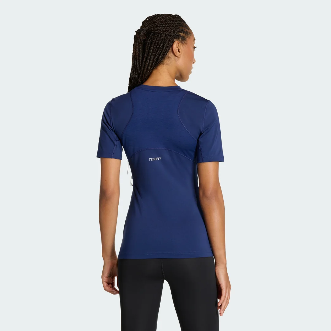 Detalle de Camiseta Techfit Training de Adidas: comodidad y rendimiento en color azul para tus entrenos