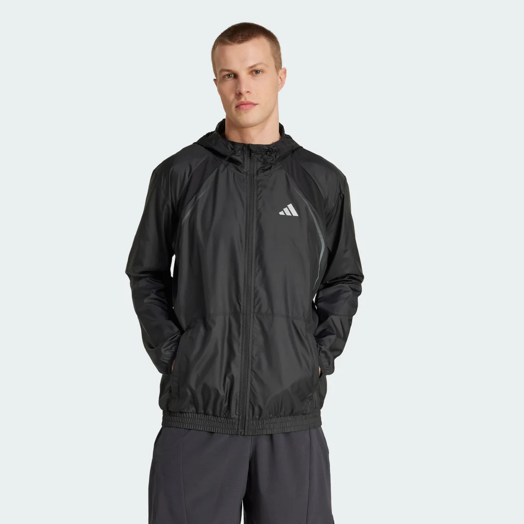 Detalle de Cortavientos Tech Apparel de Adidas: ficha de compra clara y útil