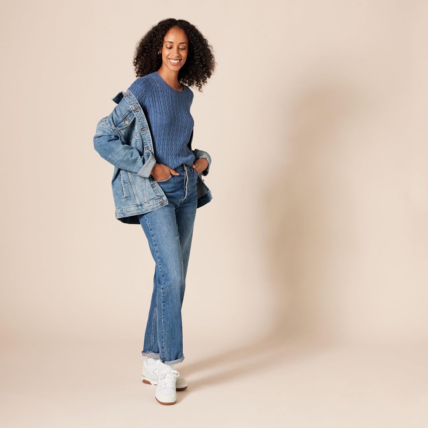 Thumbnail 3 de Amazon Essentials Damen Leichter Langarm-Pullover mit Rundhalsausschnitt und Zopfmuster – Übergröße
