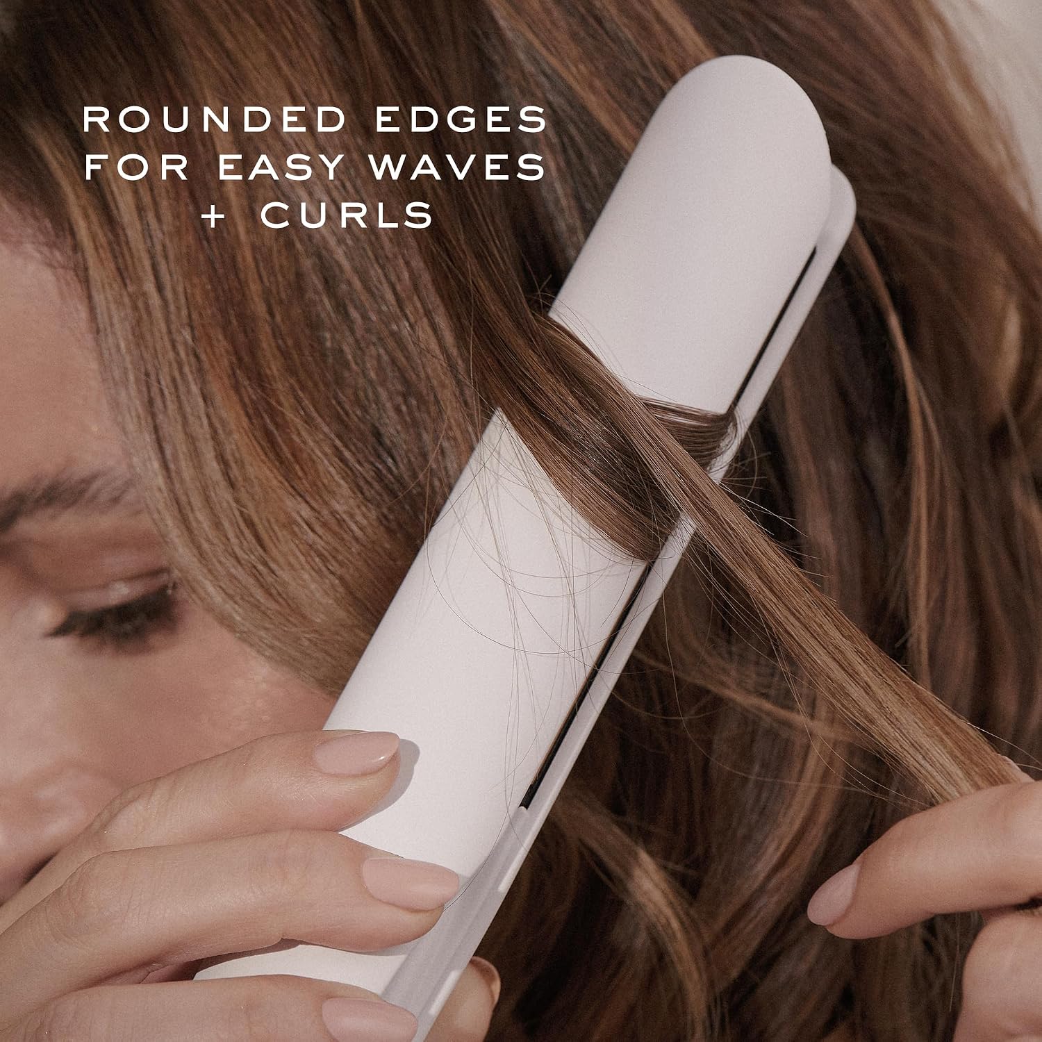 Detalle 2 de Kristin Ess 3-in-One Titanium Hair Straightener, Curl & Wave Combo (1.25") — 440°F, Dual Voltage, Travel Cap