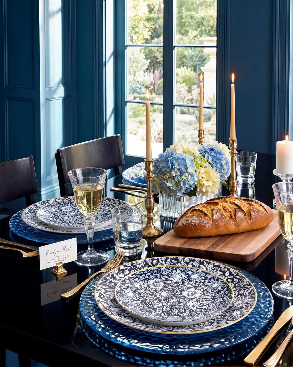 Detalle de Hioasis Blue Floral Plastic Plates, 60-Piece Set with Gold Rim