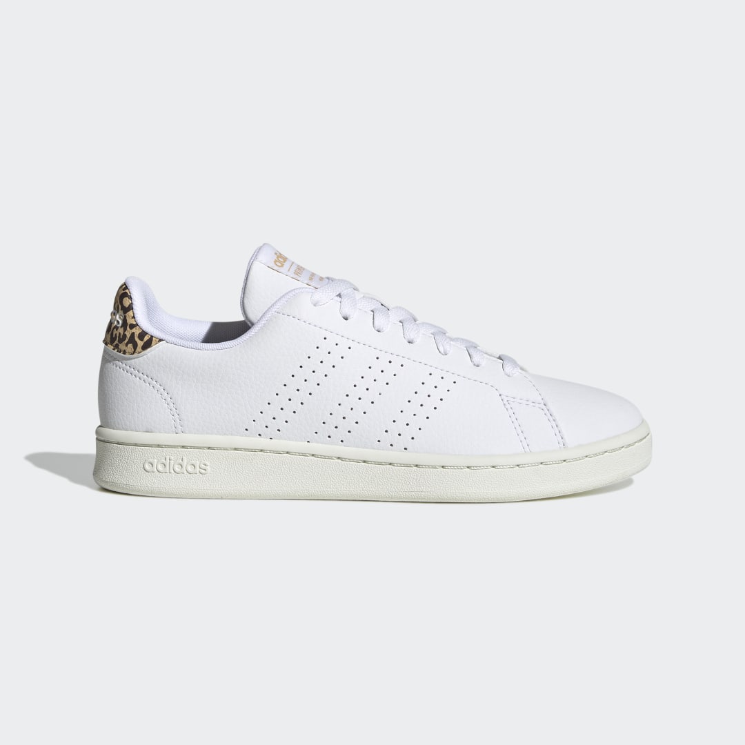 Detalle de Zapatillas Advantage de Adidas: versátiles en blanco para uso diario