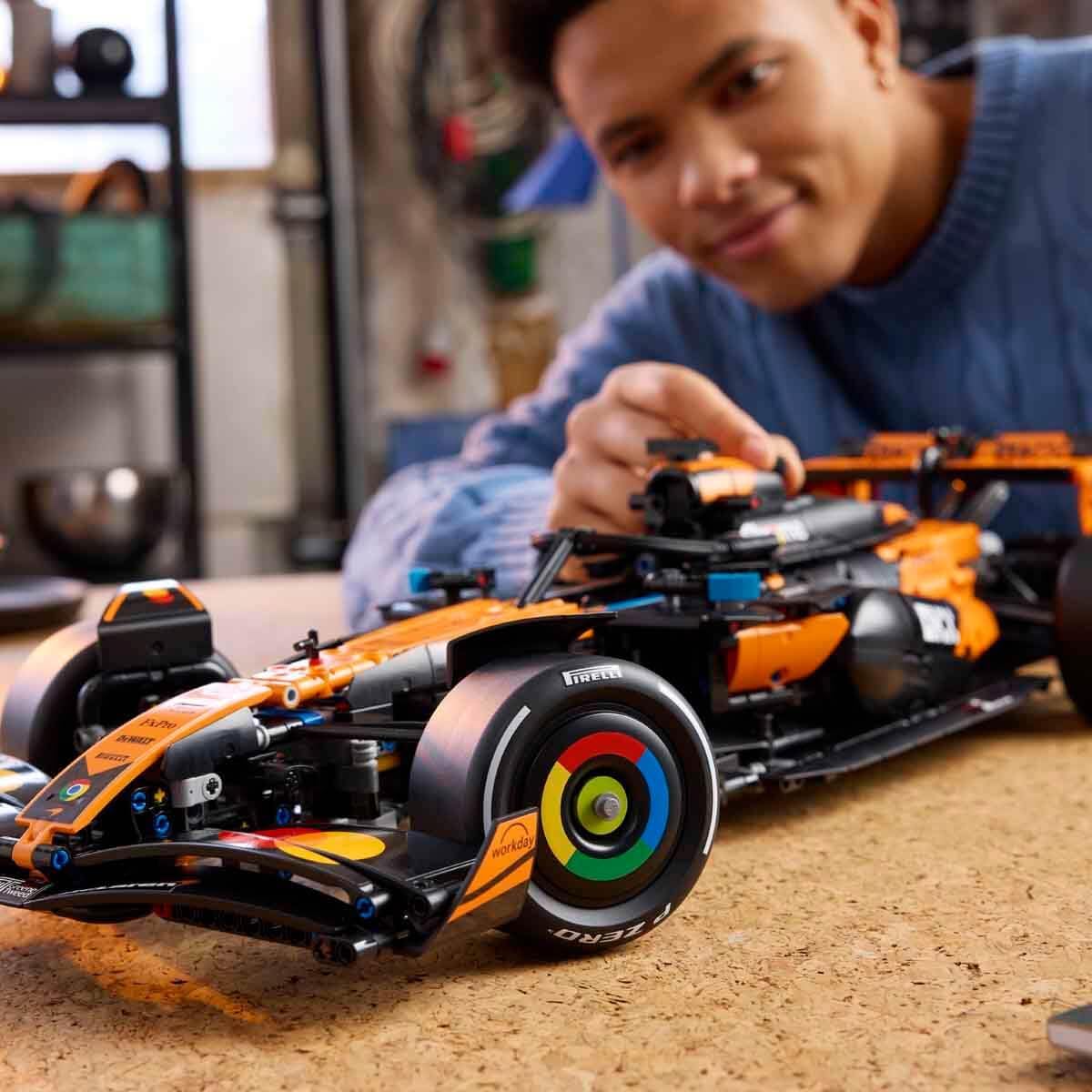 Detalle 2 de LEGO Technic McLaren MCL39 F1 Rennwagen 1:8 – Modellbau für Erwachsene, inkl. V6-Motor, Differenzial & DRS-Aktivierung (42228)