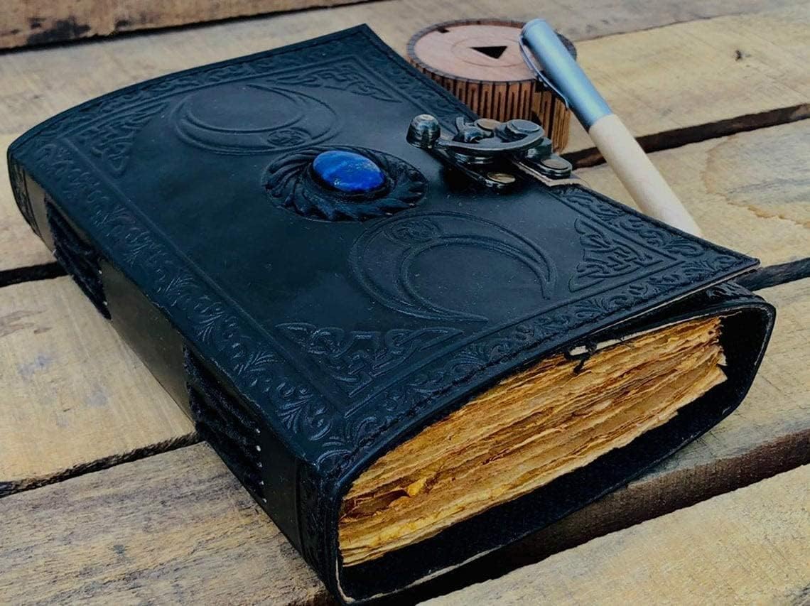 Detalle 2 de ALCRAFT vintage leren dagboek met lapis lazuli, drievoudige maan en 200 pagina's
