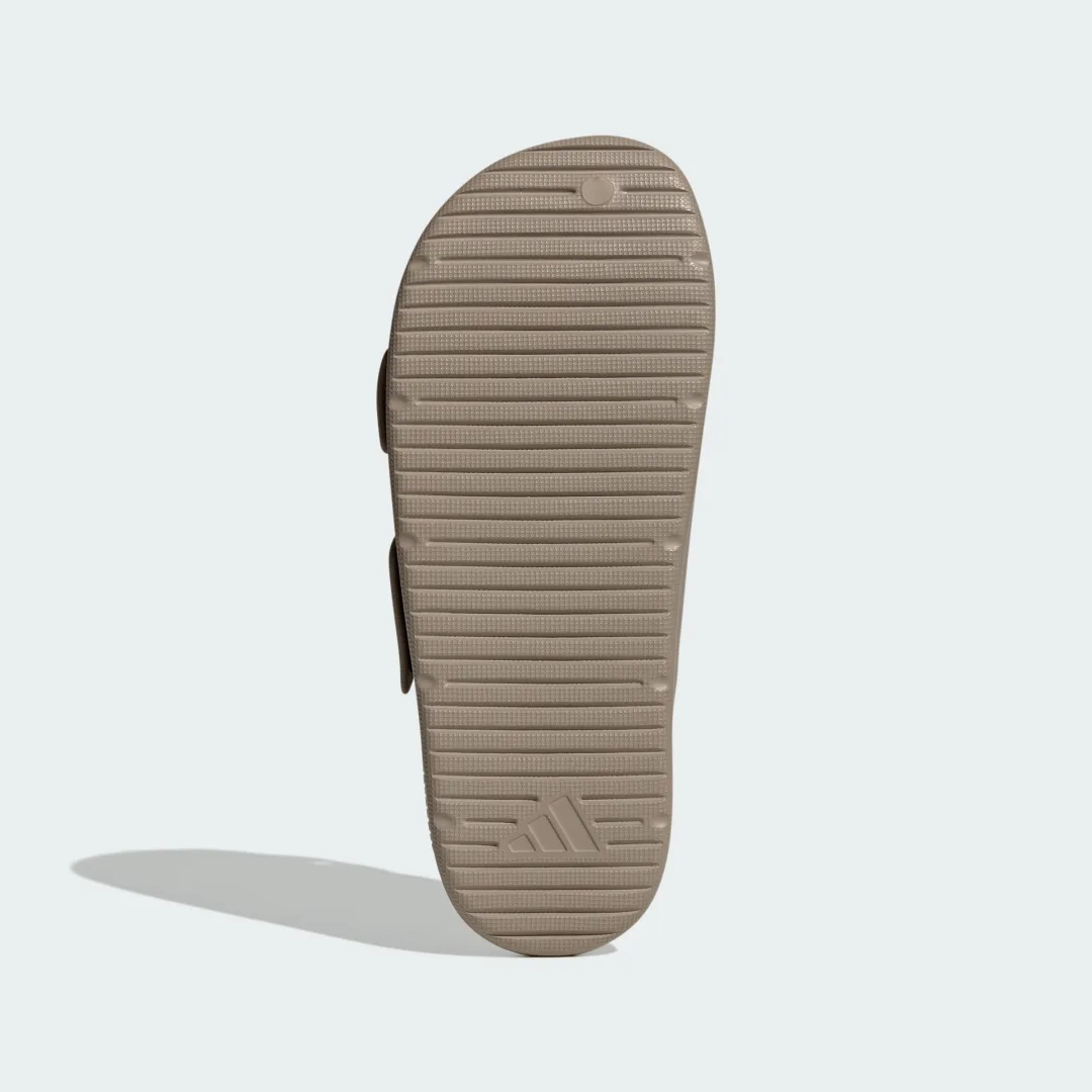 Detalle de Sandalias ZNSORY de Adidas: comodidad veraniega para paseos ligeros