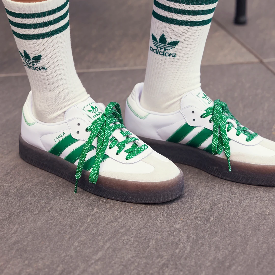 Detalle de Zapatilla Sambae de Adidas — estilo blanco para uso diario