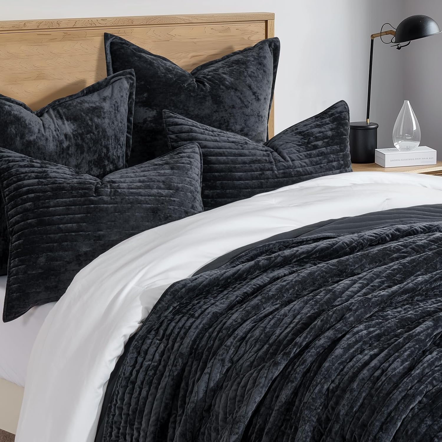 Detalle de EverGrace EVERGRACE Velvet Quilt Set (King) – Lightweight Striped Channel Bedding with 2 Shams, Black