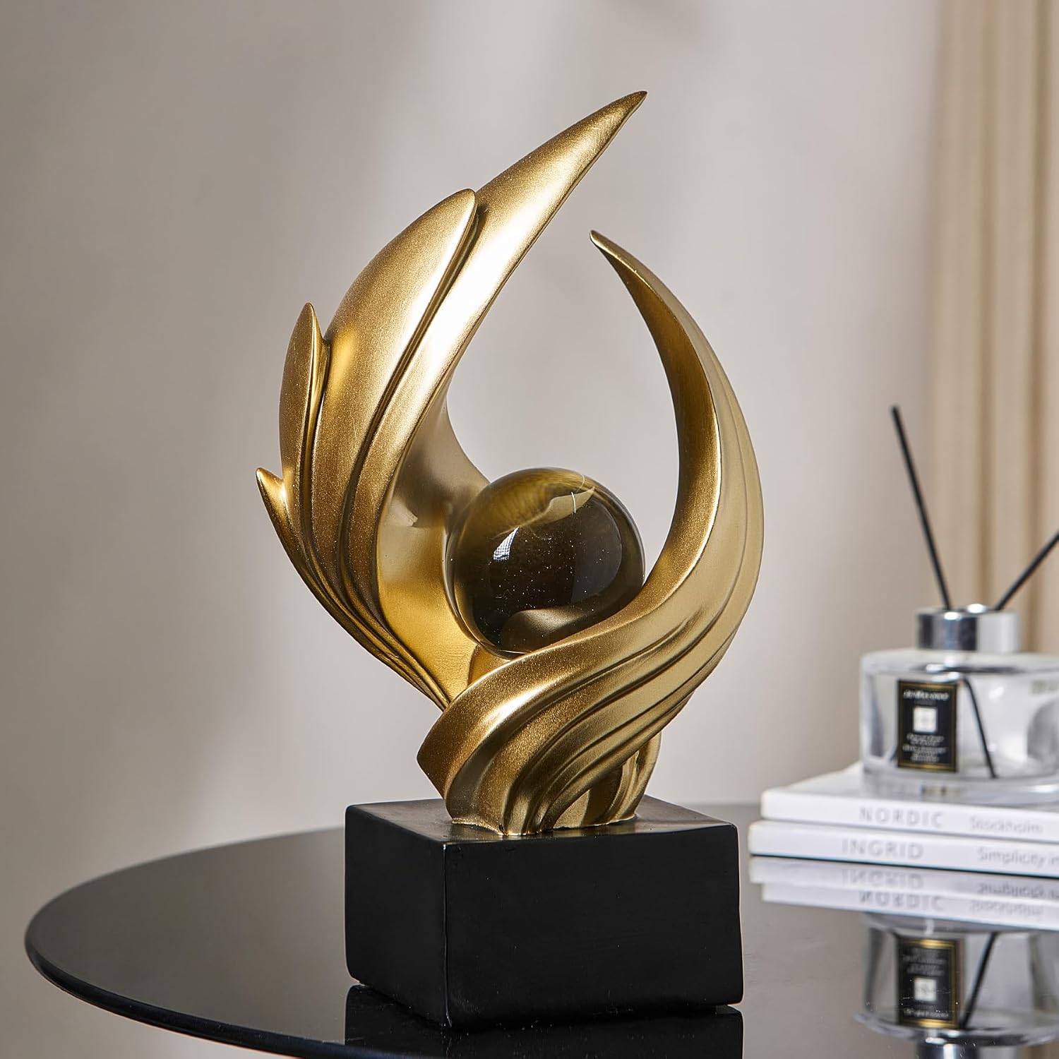 Thumbnail 6 de XYQXYQ SZ25030804 abstracte sculptuur van hars met gouden afwerking en bol