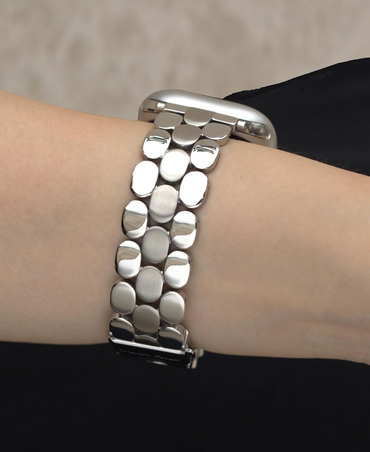Detalle 2 de Designer Silver Stainless Steel Apple Watch Band — Women’s Dressy Band (40–49mm) for Series 3–11