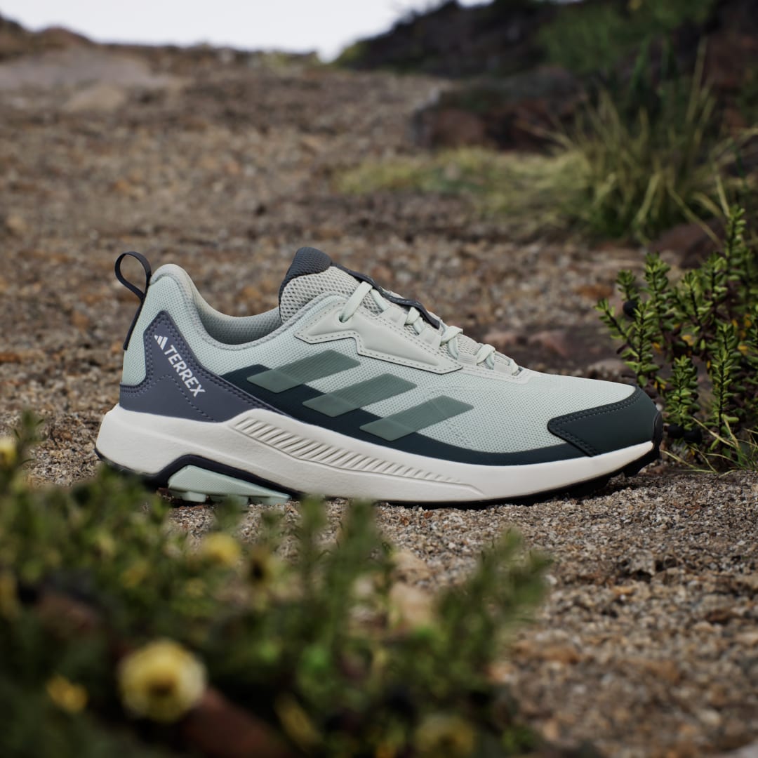 Detalle de Zapatilla Terrex Anylander Hiking de Adidas — versión Verde para rutas y senderos