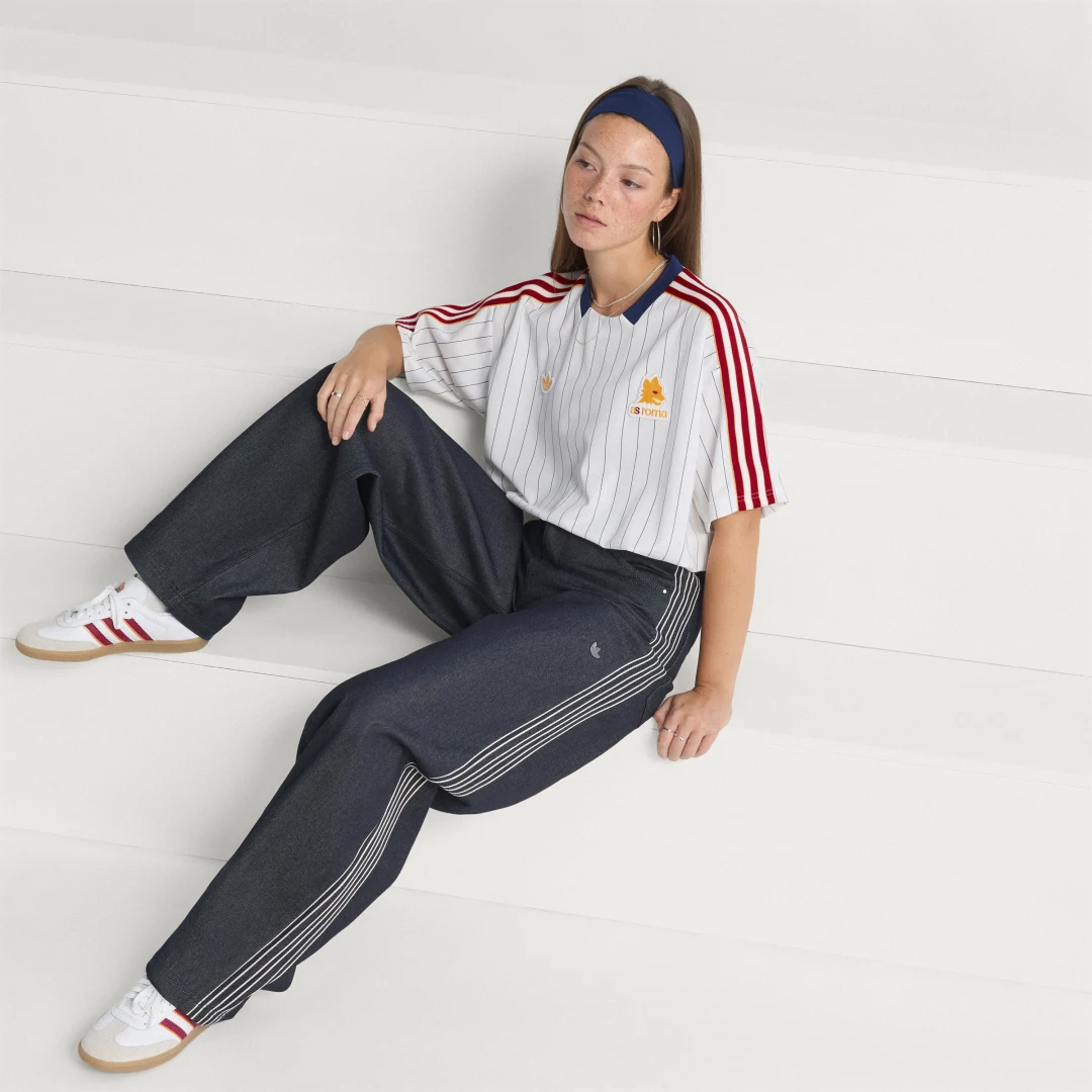 Detalle 2 de Camiseta AS Roma Terrace Icons de Adidas – Blanco