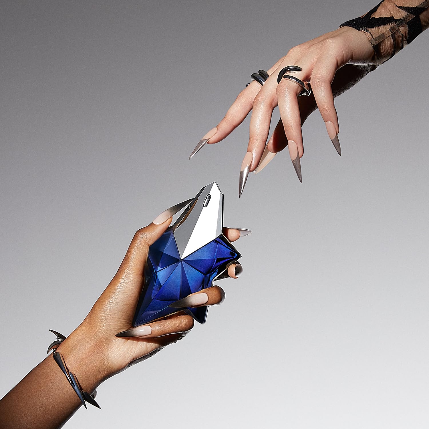 Detalle de MUGLER Angel Elixir Eau de Parfum – Nachfüllbarer Duft für Damen mit woody gourmand Charakter