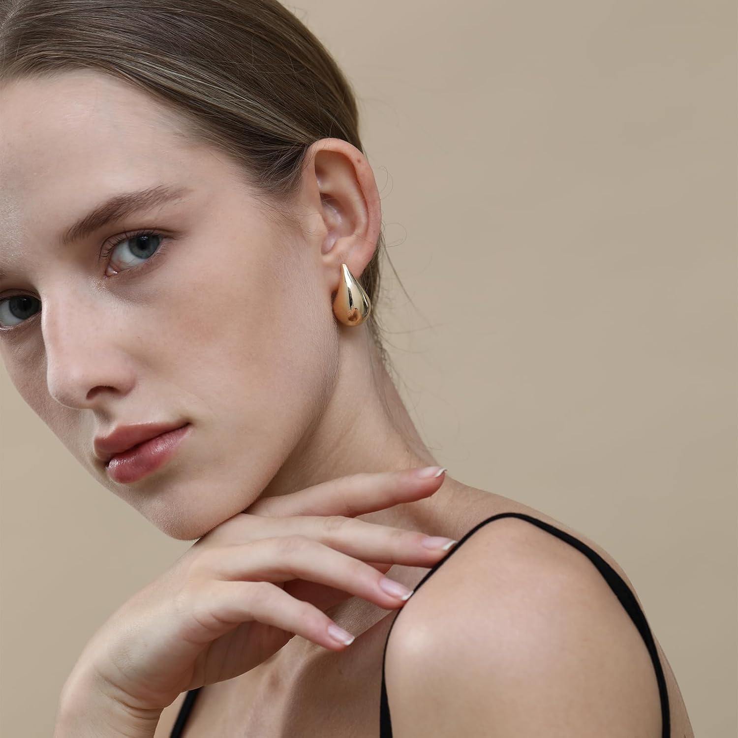 Detalle de Apsvo Hoop Earrings, 14K Gold Plated