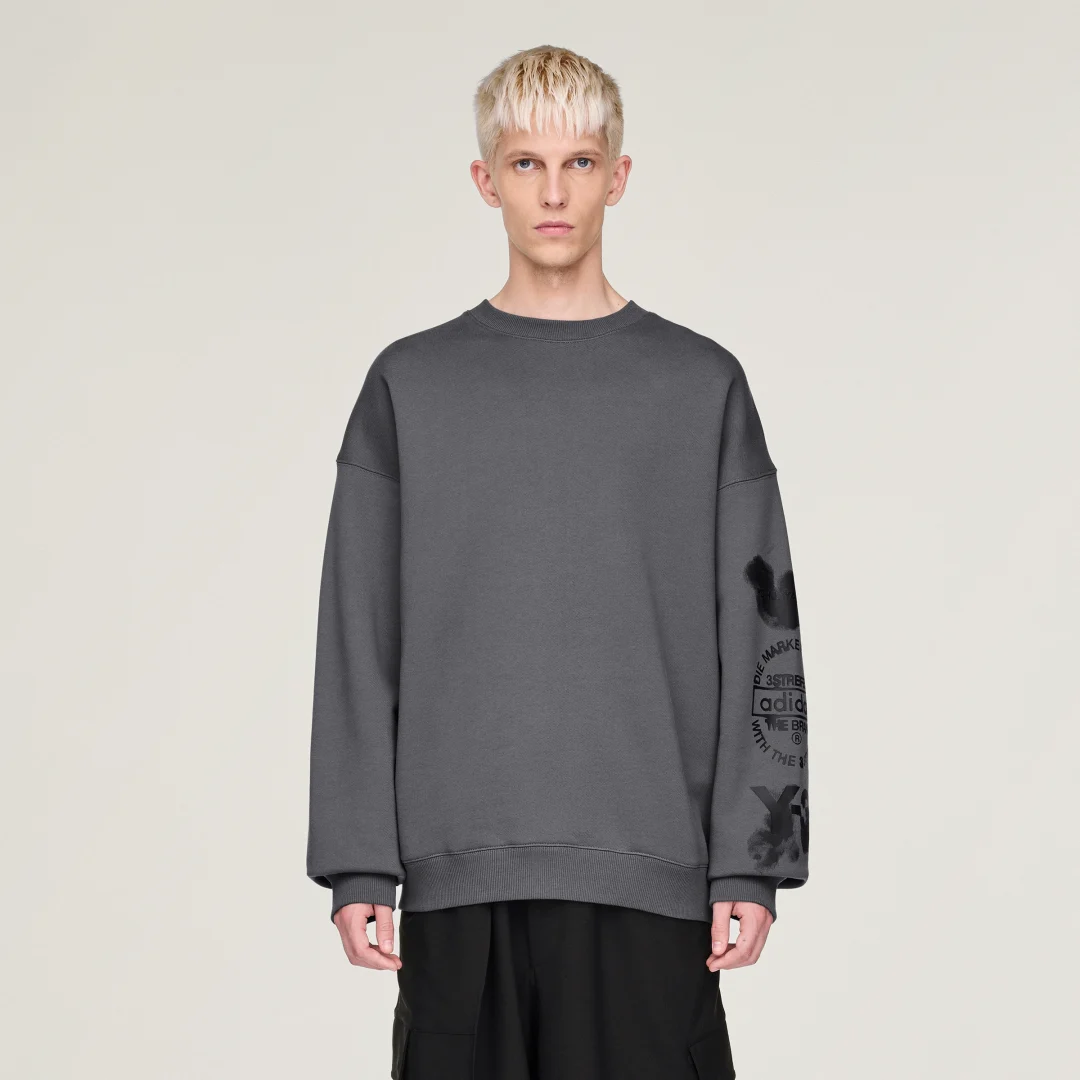 Detalle de Sudadera estampada de cuello redondo Y-3 de Adidas – gris