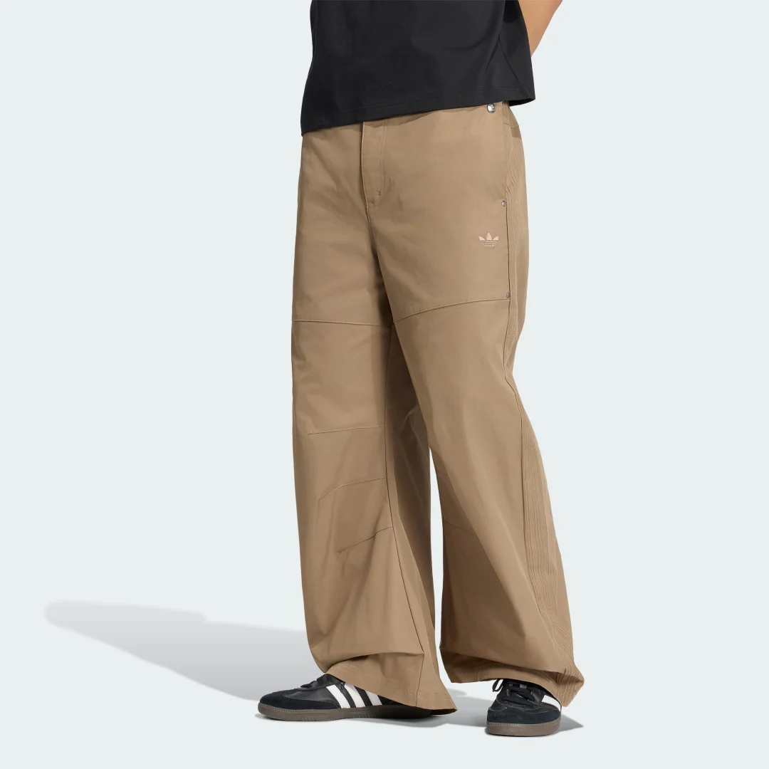 Detalle de Pantalón ancho premium Essentials de Adidas – Beige