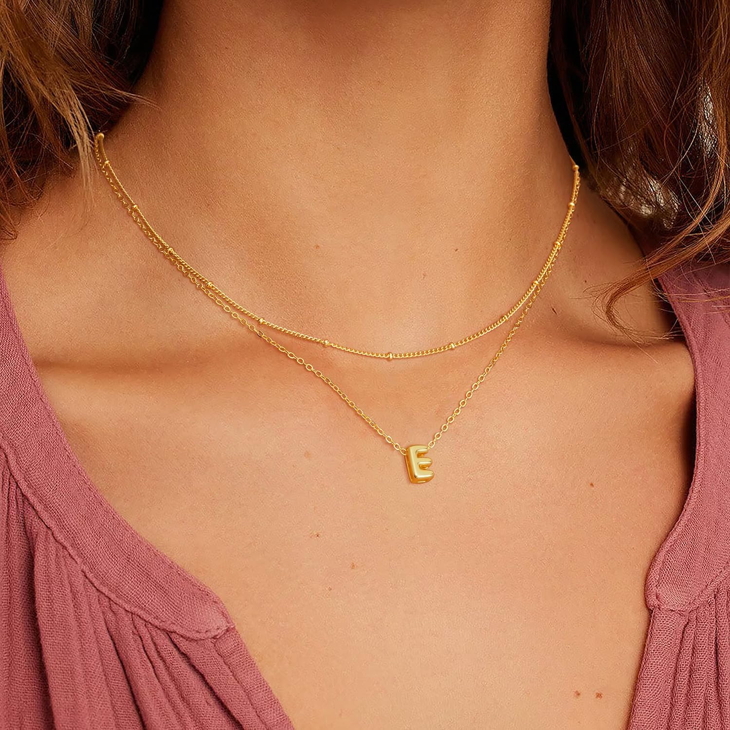 Detalle 2 de Thaivor Initial Necklace Set, 14K Gold Plated