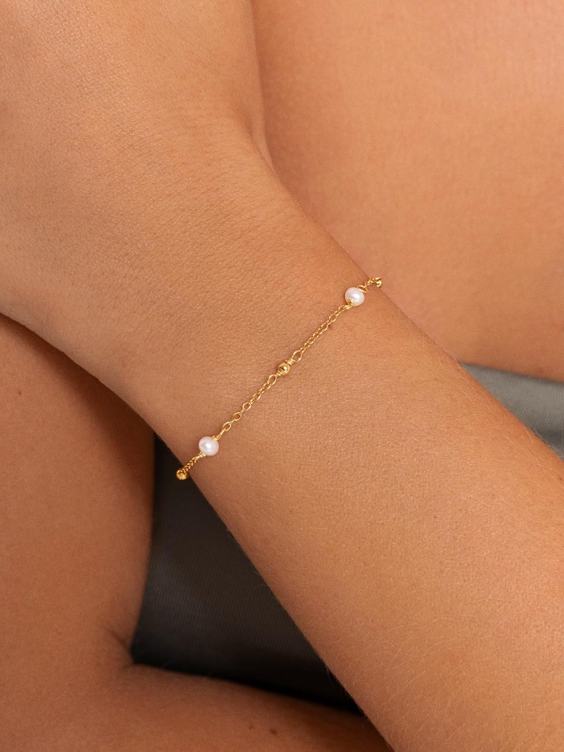 Detalle 2 de SINGULARU – Bracciale Bahia Pearls: Argento Sterling 925 placcato oro 18KT con Perle Coltivate