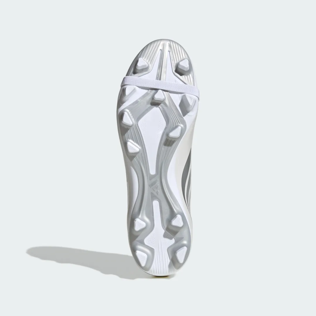 Detalle de Adidas Predator Club, botas de fútbol blancas con lengüeta plegable