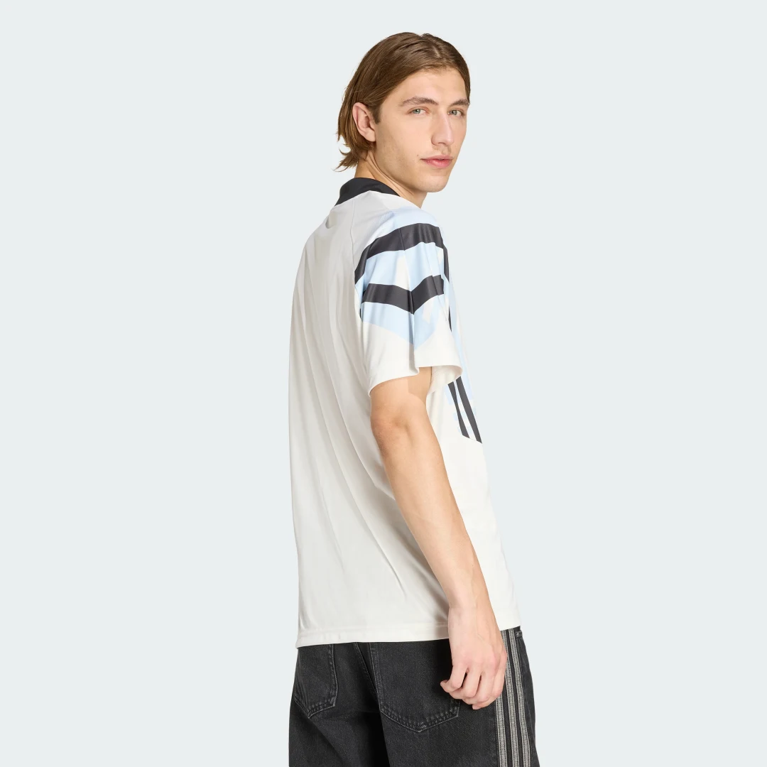 Detalle 2 de Camiseta con relleno Santiago AOP de Adidas - Blanco