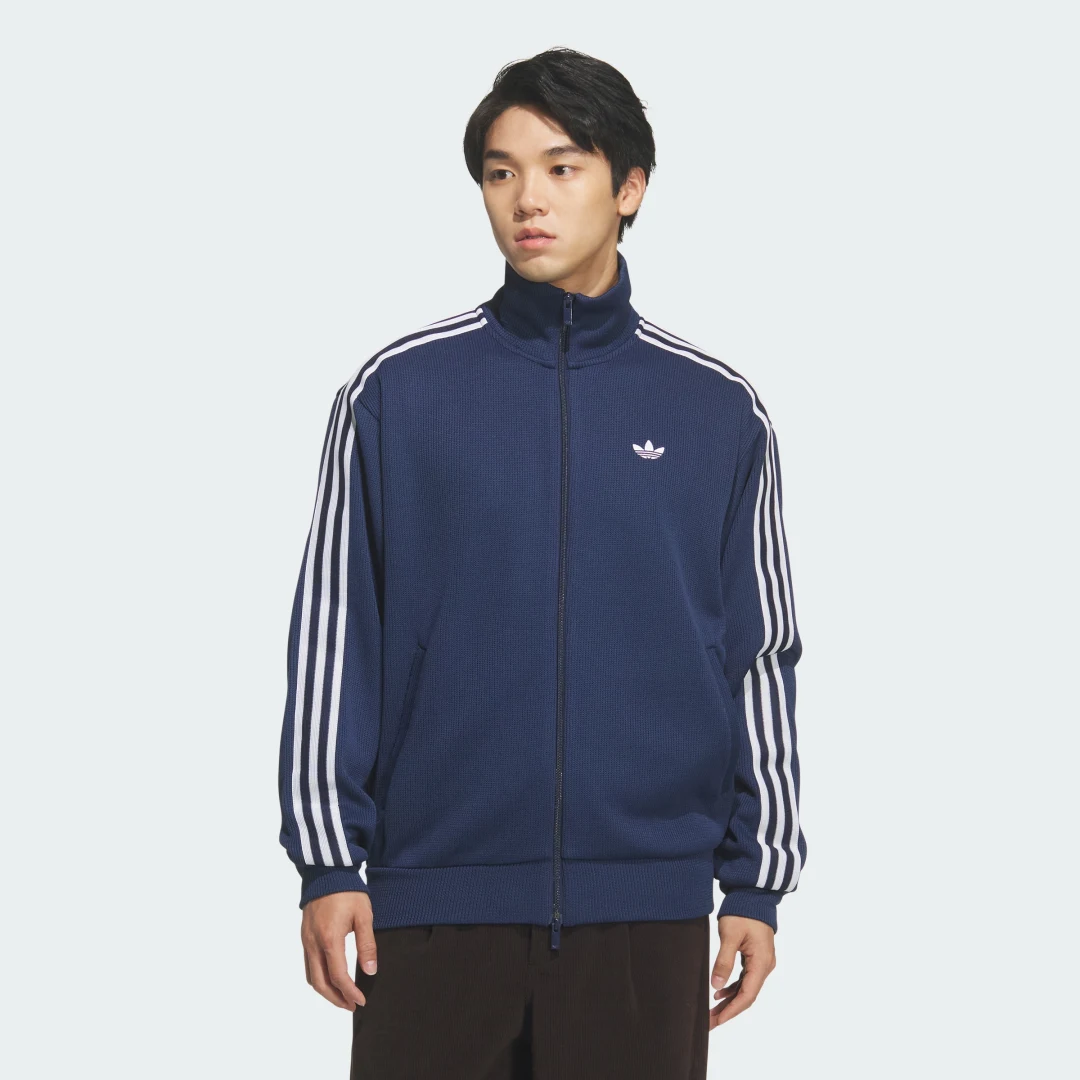 Detalle de Chaqueta deportiva de punto FB de Adidas: comodidad en Azul para tus entrenamientos