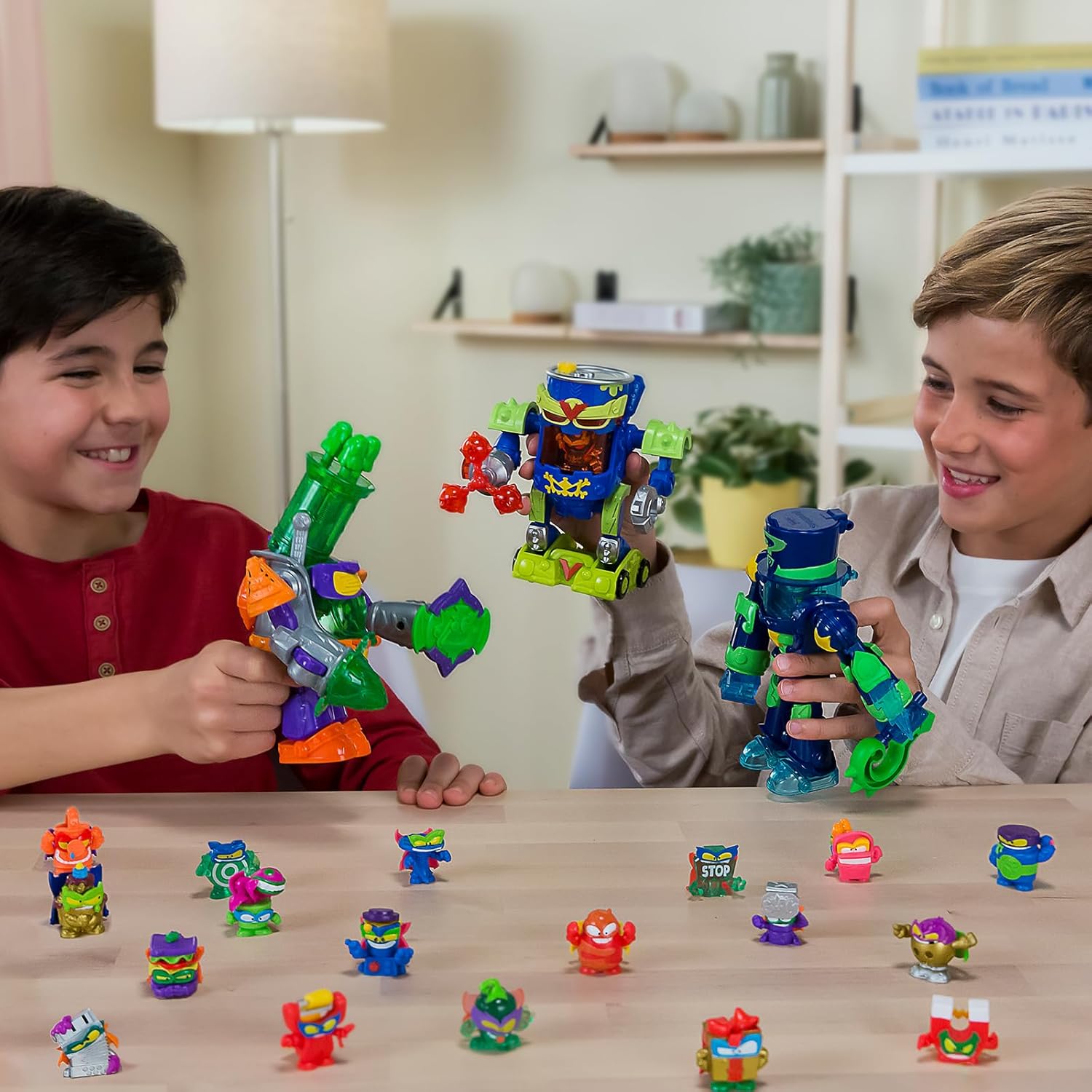 Detalle de SUPERTHINGS – Ultra Striker Enigma: Robot Ultra Striker de la Serie Kazoom Power