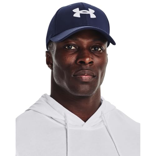 Detalle 2 de Under Armour Blitzing Low Stretch Fit Cap - Midnight Navy / White: gorra ajustable para entrenamiento