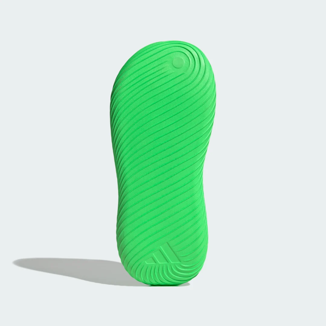 Detalle de CHANCLA PURECHILL de Adidas: comodidad veraniega en verde, para uso diario y paseo ocasional