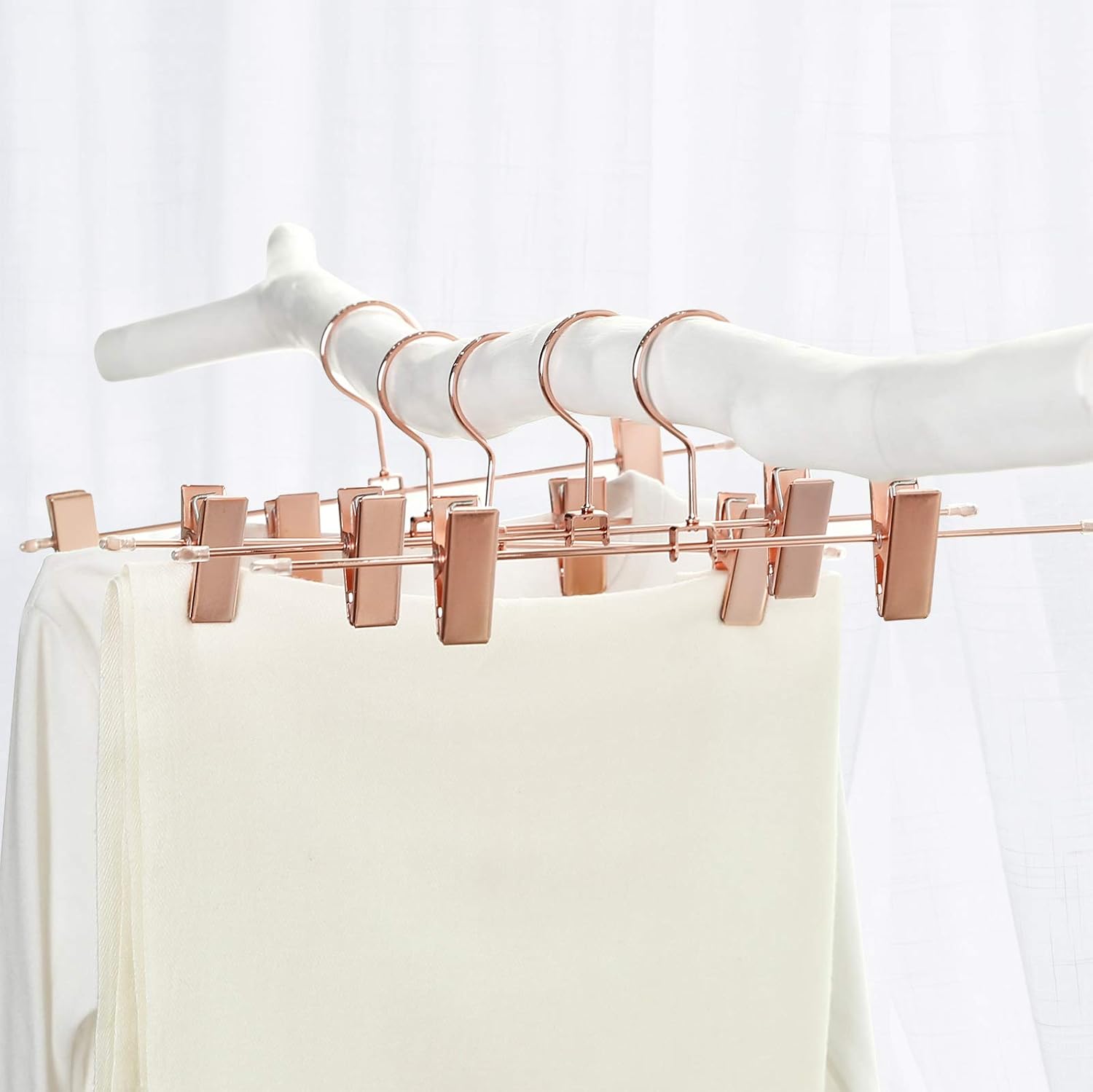 Detalle 2 de SONGMICS CRI46R-10 Metal Trouser Hangers, 31 cm, Rose Gold, 10-Pack