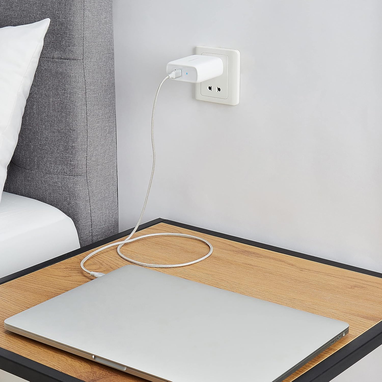 Detalle de Amazon Basics Chargeur mural USB-C 2 ports 68W GaN – compact et sûr pour PC, tablette et téléphone