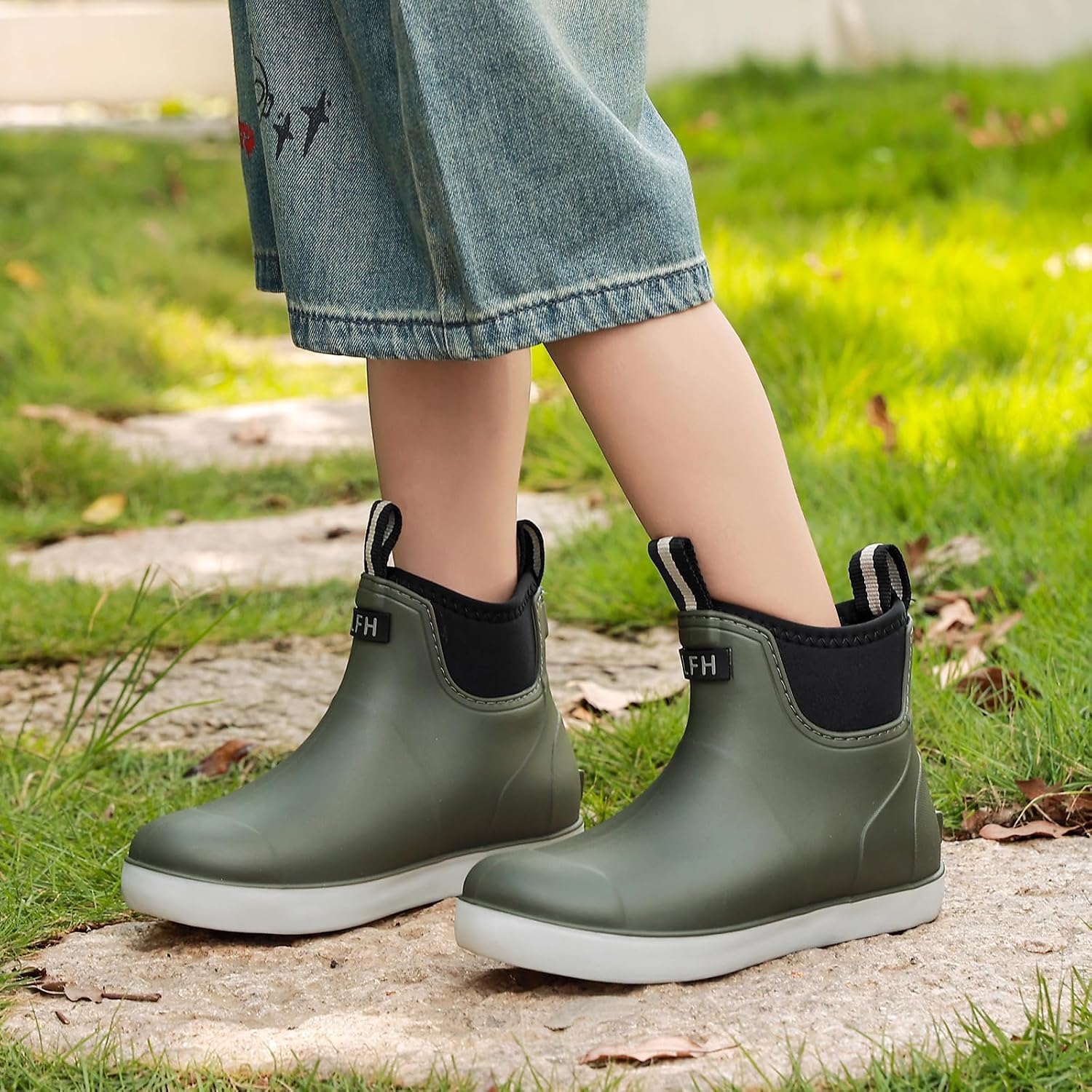 Detalle de Kids Waterproof Rubber Rain Boots, Ankle Chelsea Style with Anti-Slip Traction